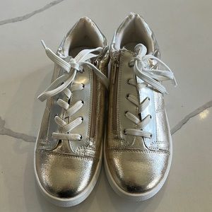 Kidpik size 6 girls shoe.